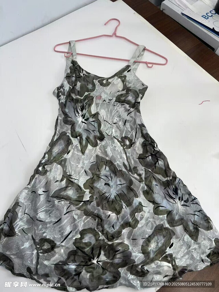 黑白花纹吊带连衣裙展示