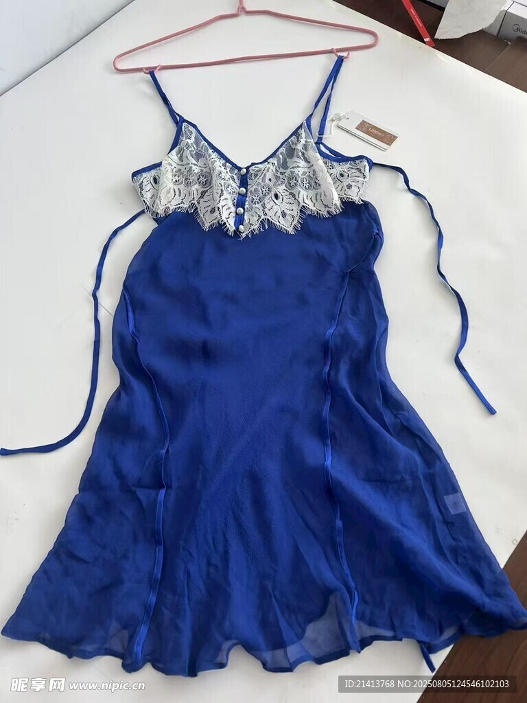 蓝色蕾丝吊带睡裙