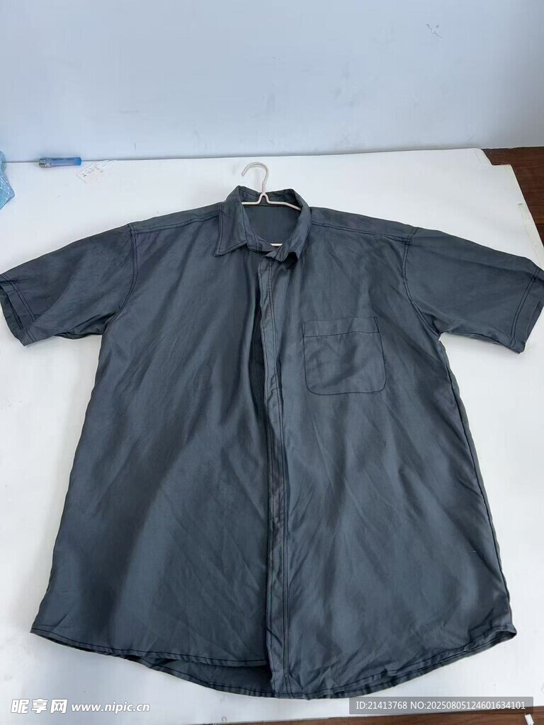 深灰色短袖衬衫展示