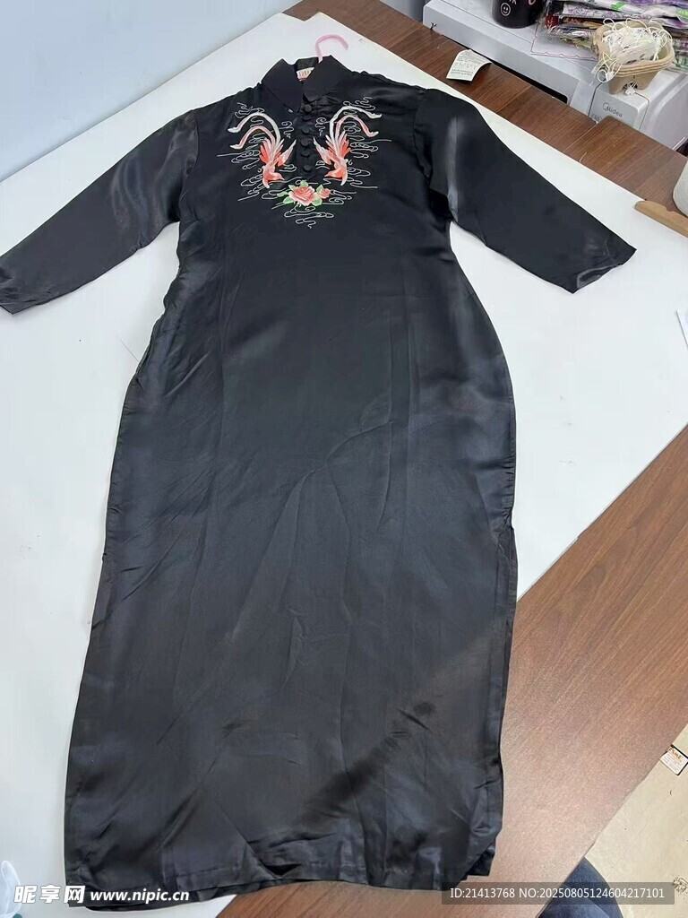 黑色中式刺绣长款旗袍