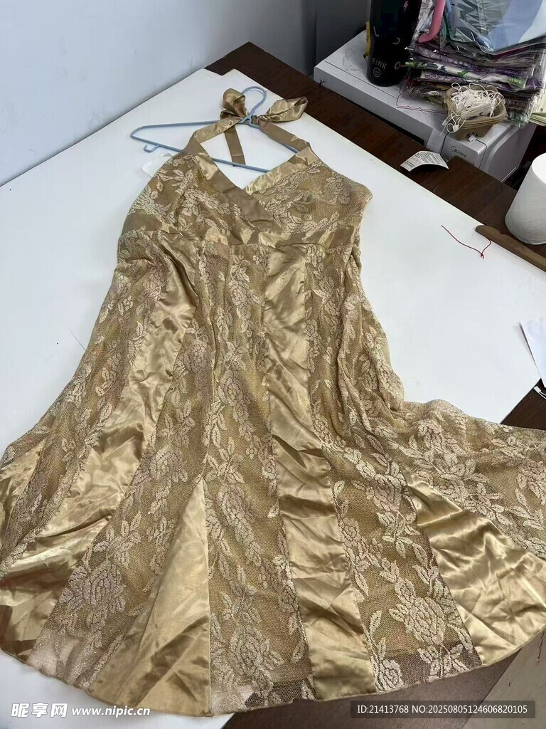 金色华丽礼服展示