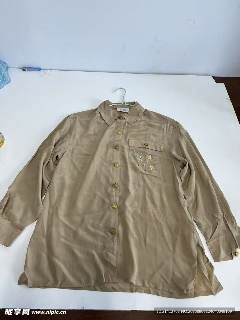 卡其色长袖衬衫展示