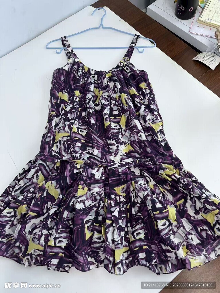 紫色碎花吊带裙展示