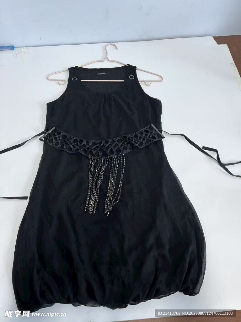 黑色挂脖系带连衣裙展示
