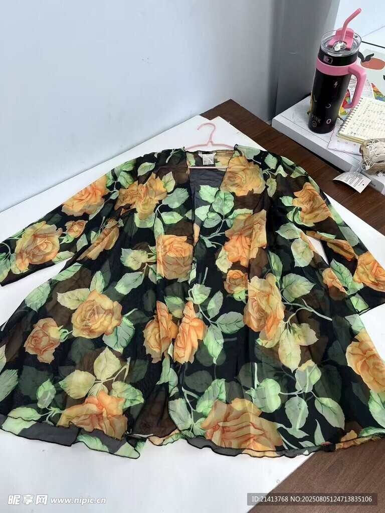 花卉图案时尚上衣展示