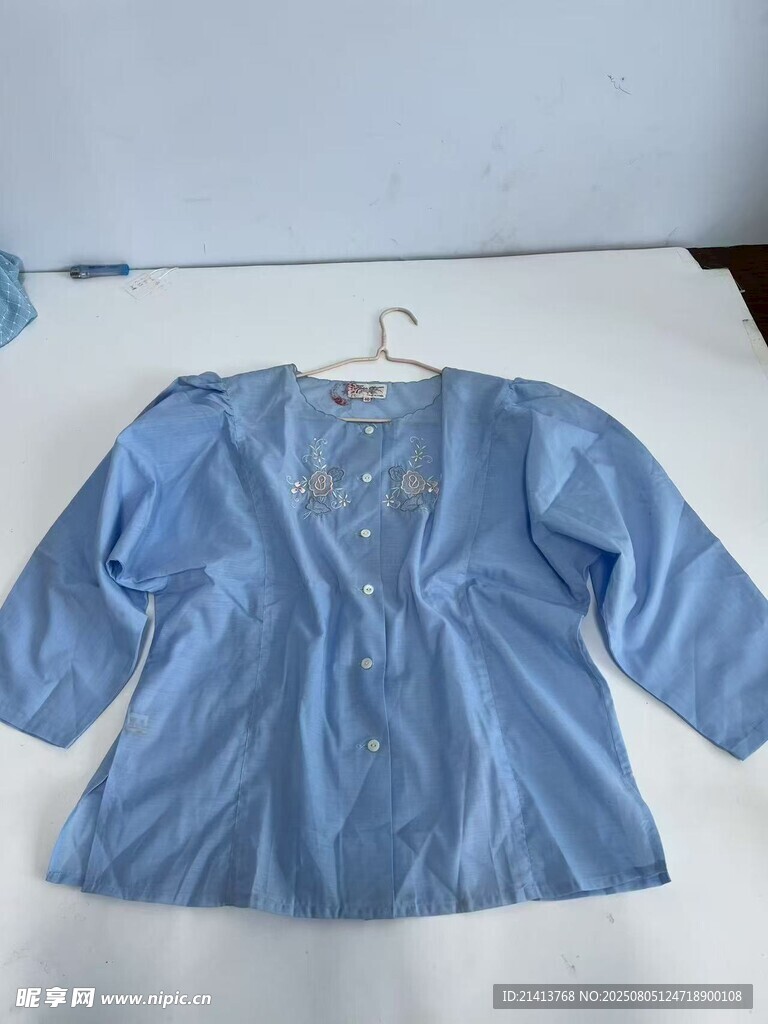 浅蓝色七分袖上衣展示