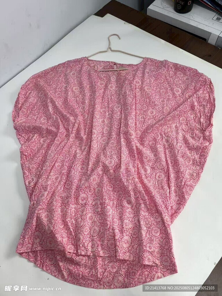 粉色褶皱上衣展示