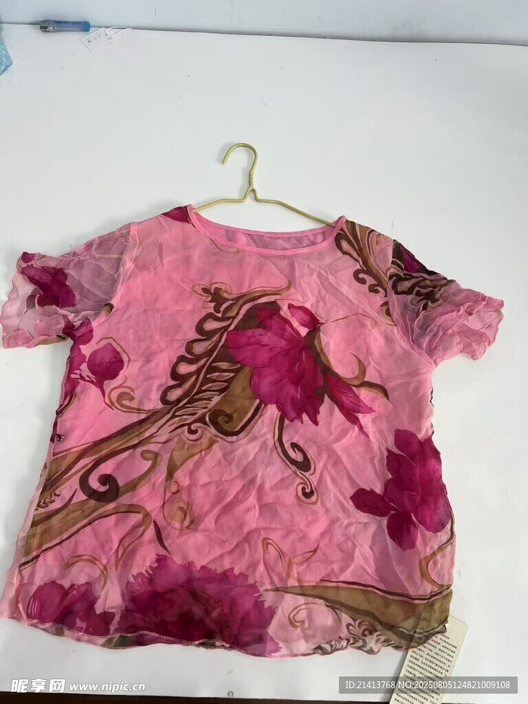 粉色印花短袖上衣展示
