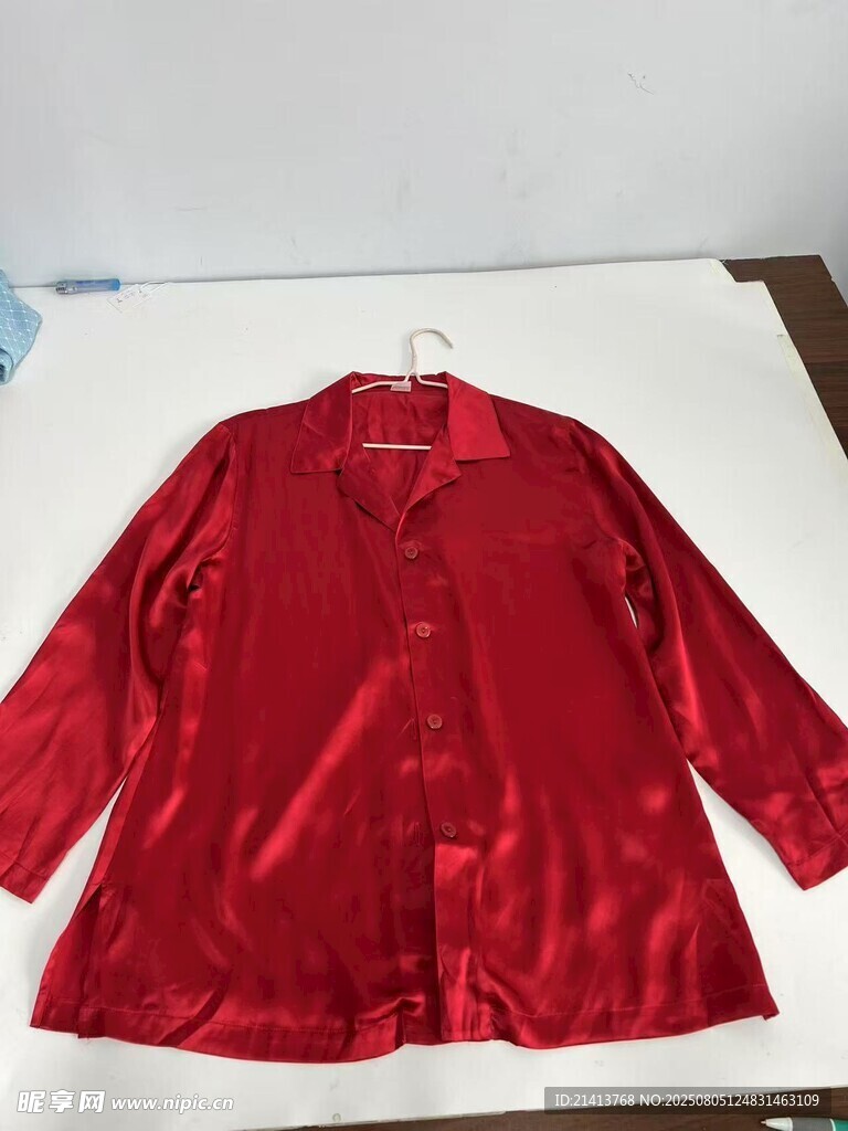 红色丝质上衣展示