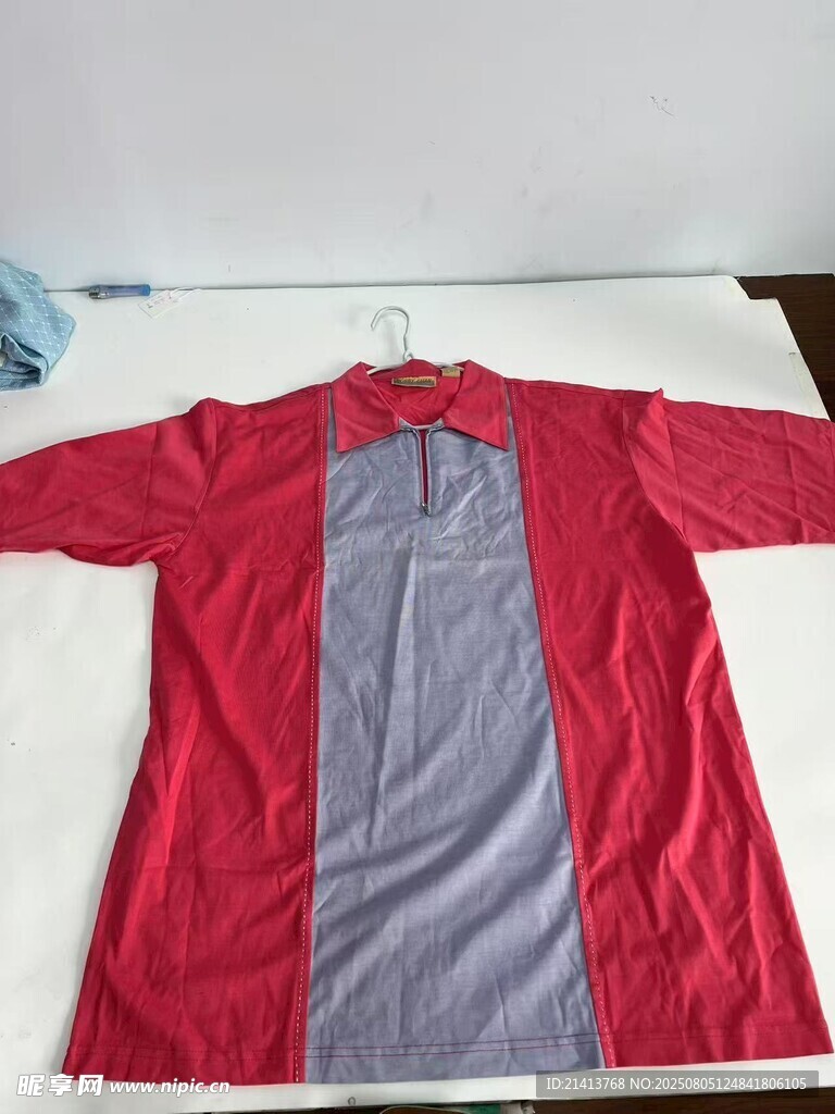 红色拼接上衣展示