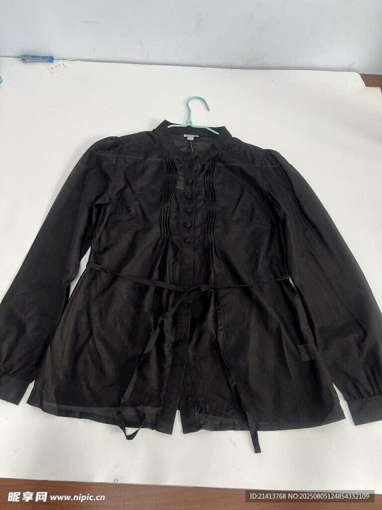 黑色系带女士风衣展示