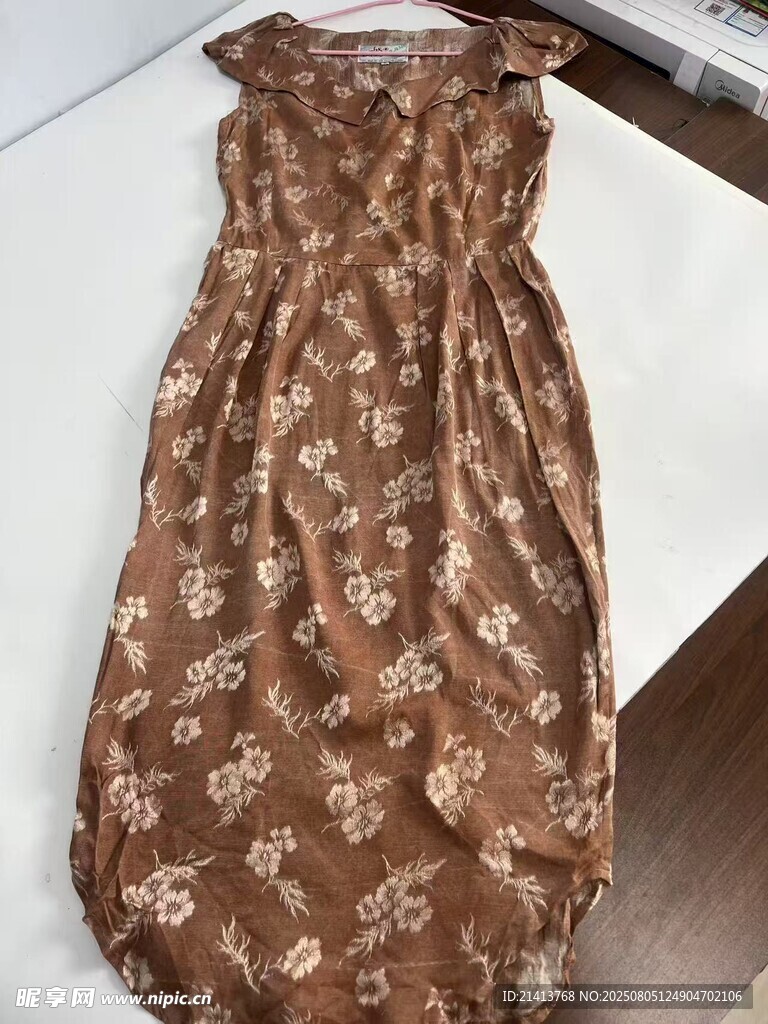 棕色碎花连衣裙展示