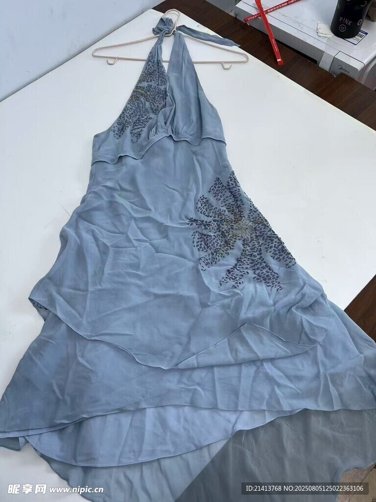 蓝色多层吊带裙时尚单品