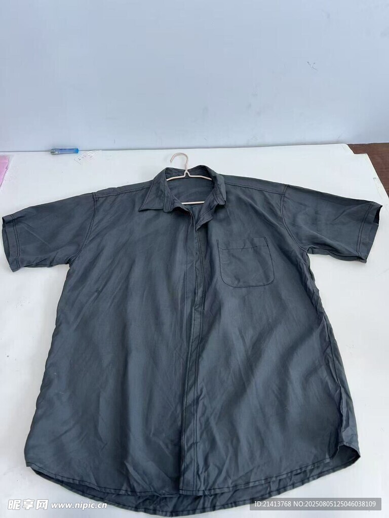 深灰色短袖衬衫展示