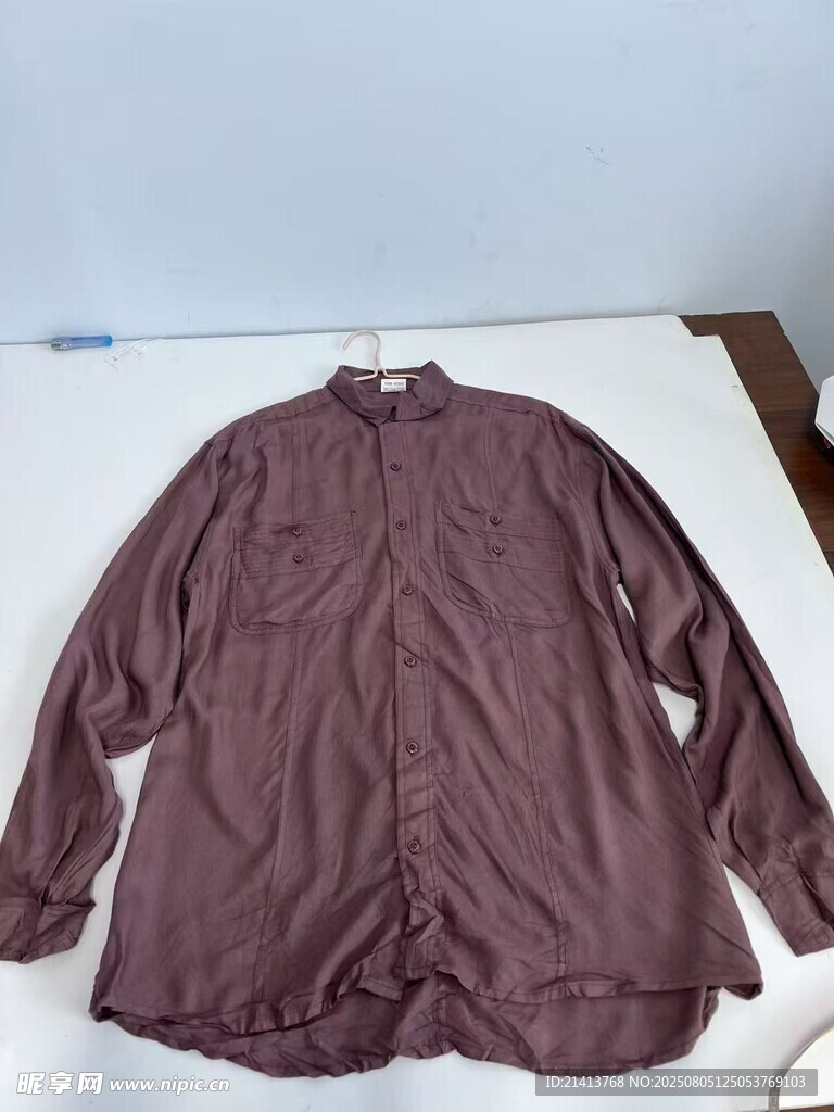酒红色长袖衬衫展示