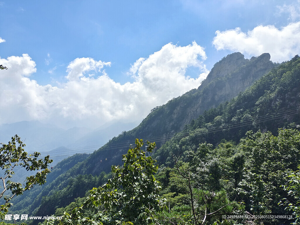 青山蓝天间的秀丽山景