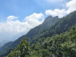 青山蓝天间的自然美景