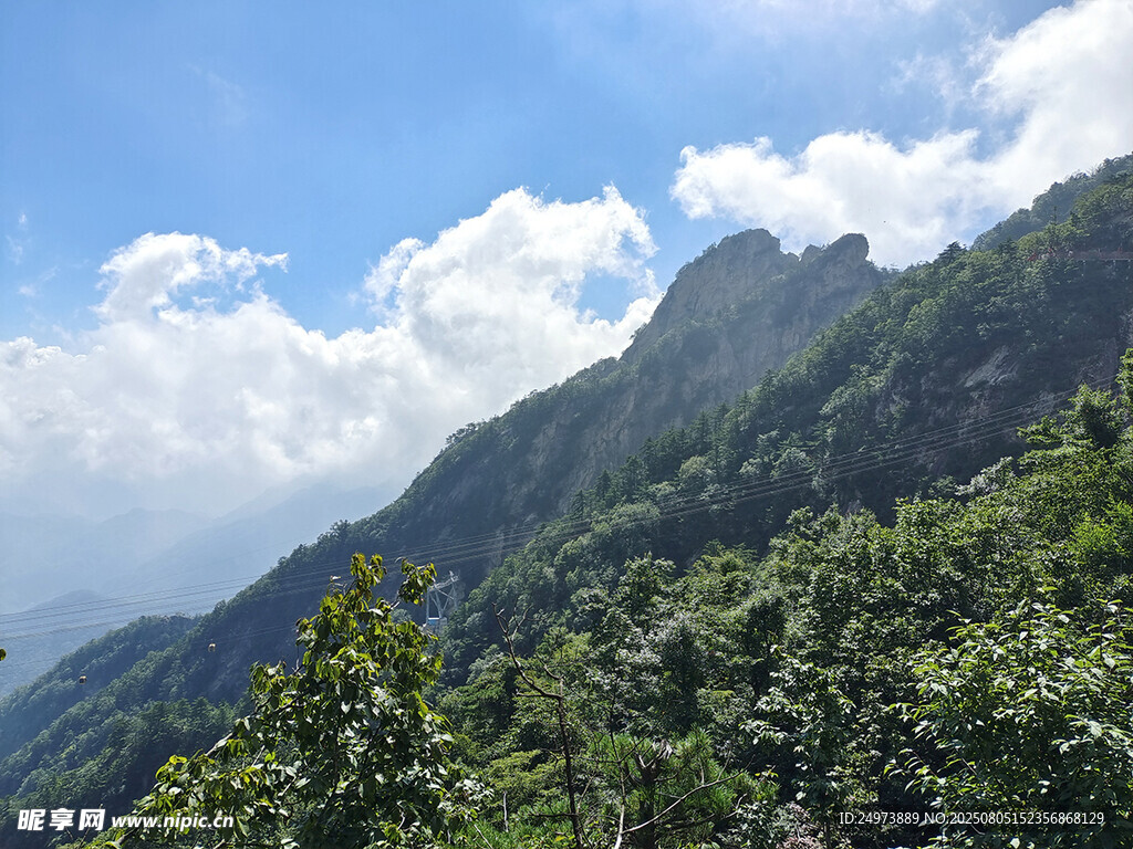 青山蓝天间的自然美景