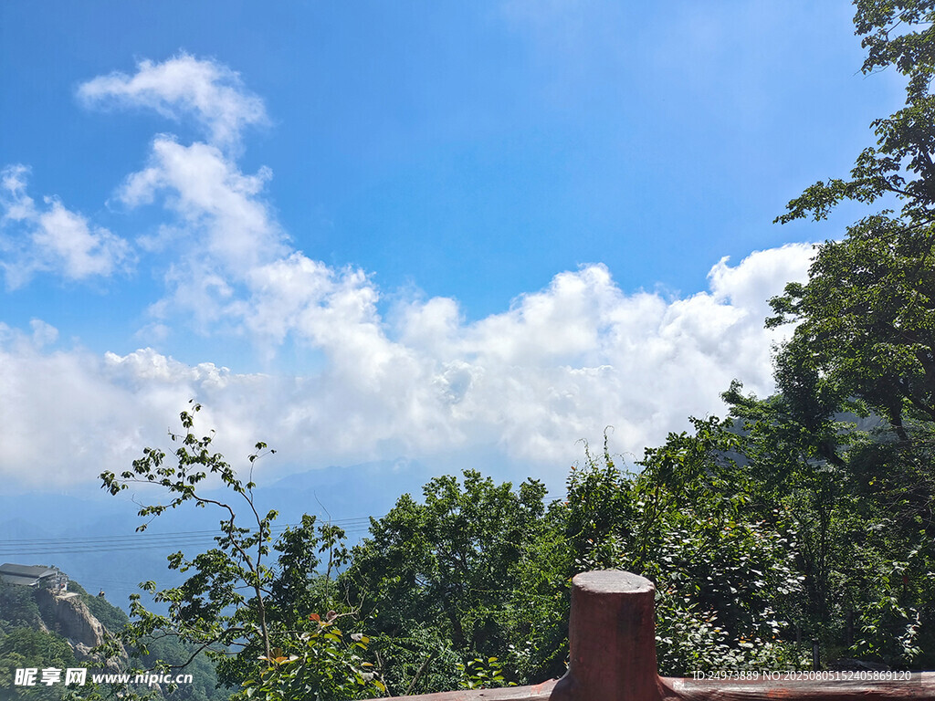 山顶之上的蓝天绿树美景