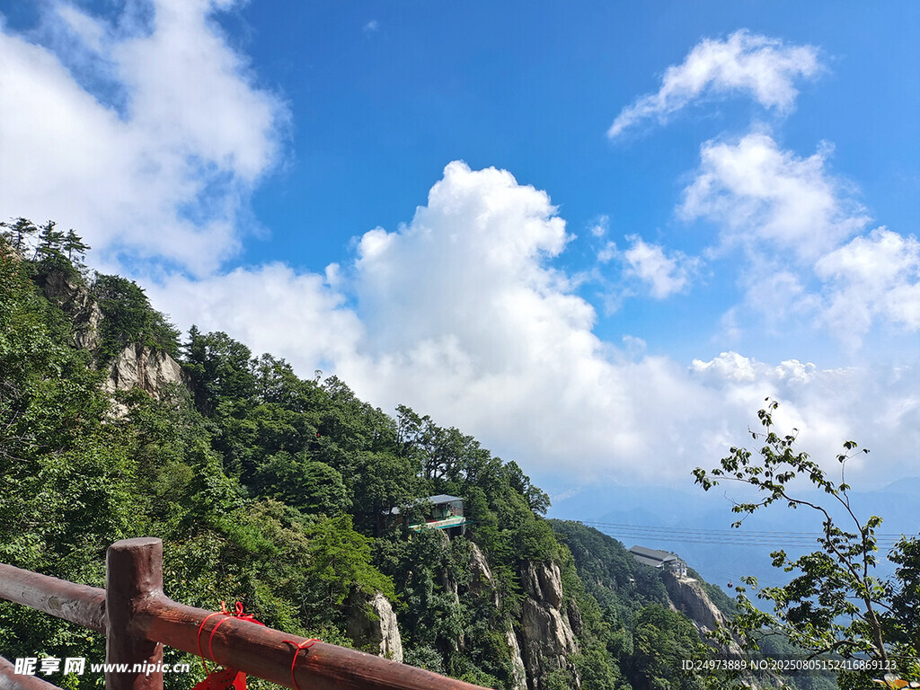 青山蓝天美景