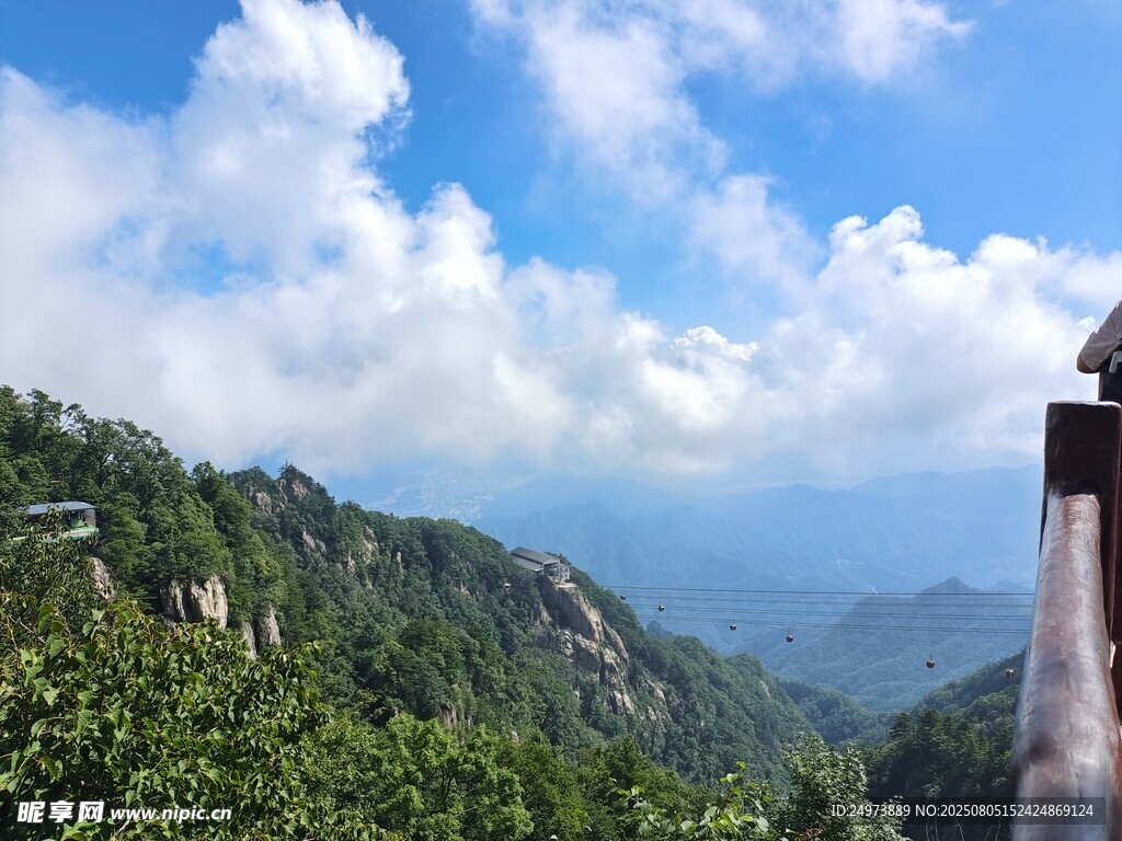 山间美景蓝天白云青山
