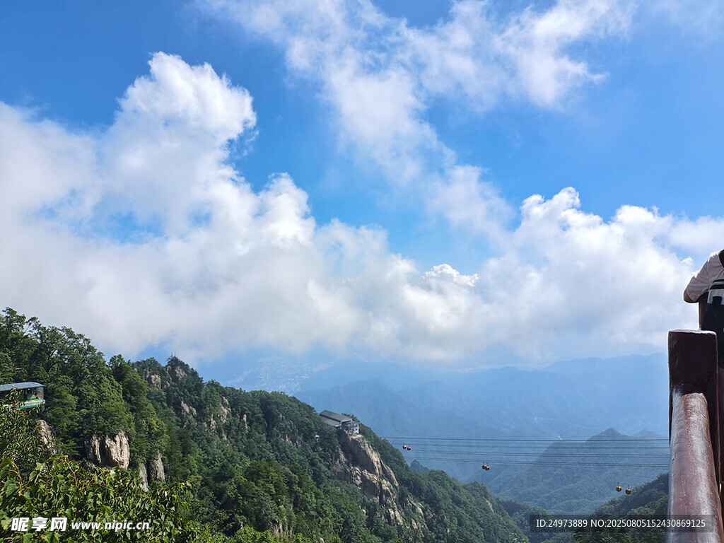 山巅美景蓝天白云青山相伴
