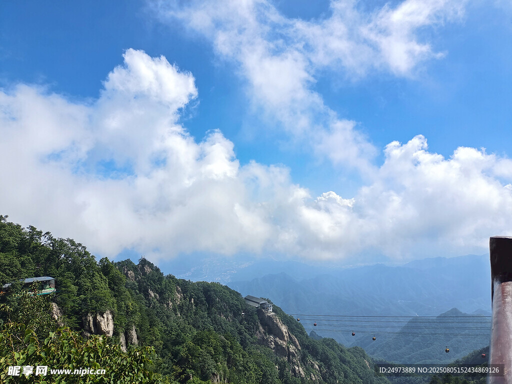 山峦云海壮美自然景观