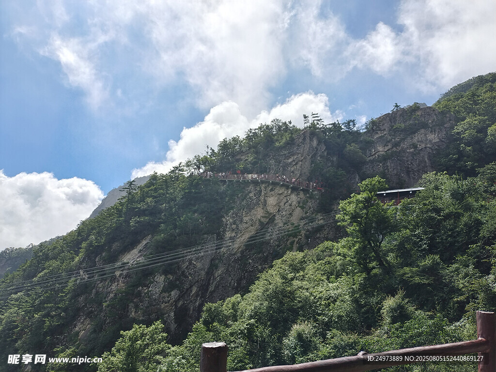 青山绿树间的秀丽山景