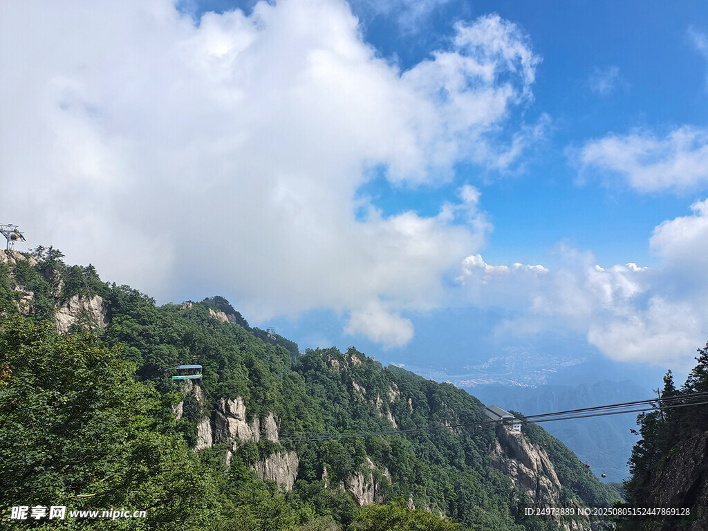 壮美山峦与蓝天白云
