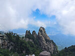 壮丽山景云雾缭绕山峰