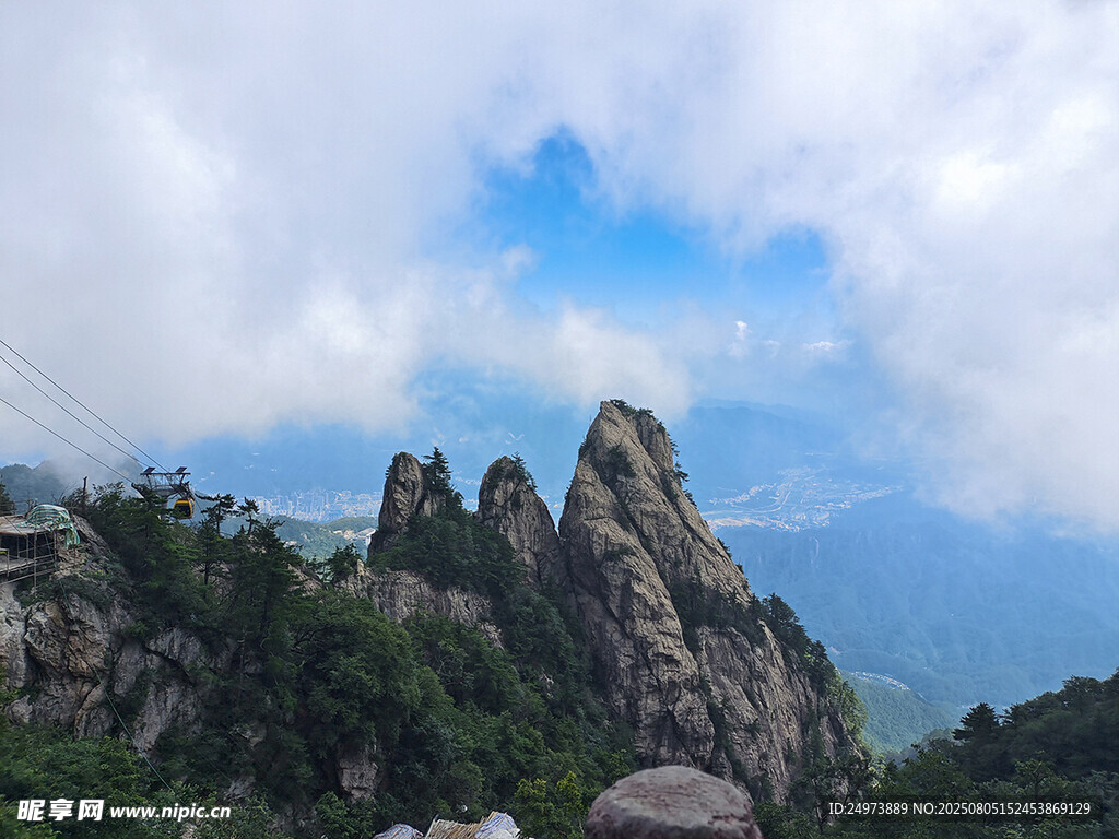 壮丽山景云雾缭绕山峰