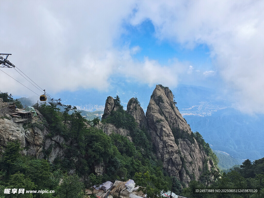 奇峰耸立的壮美山景