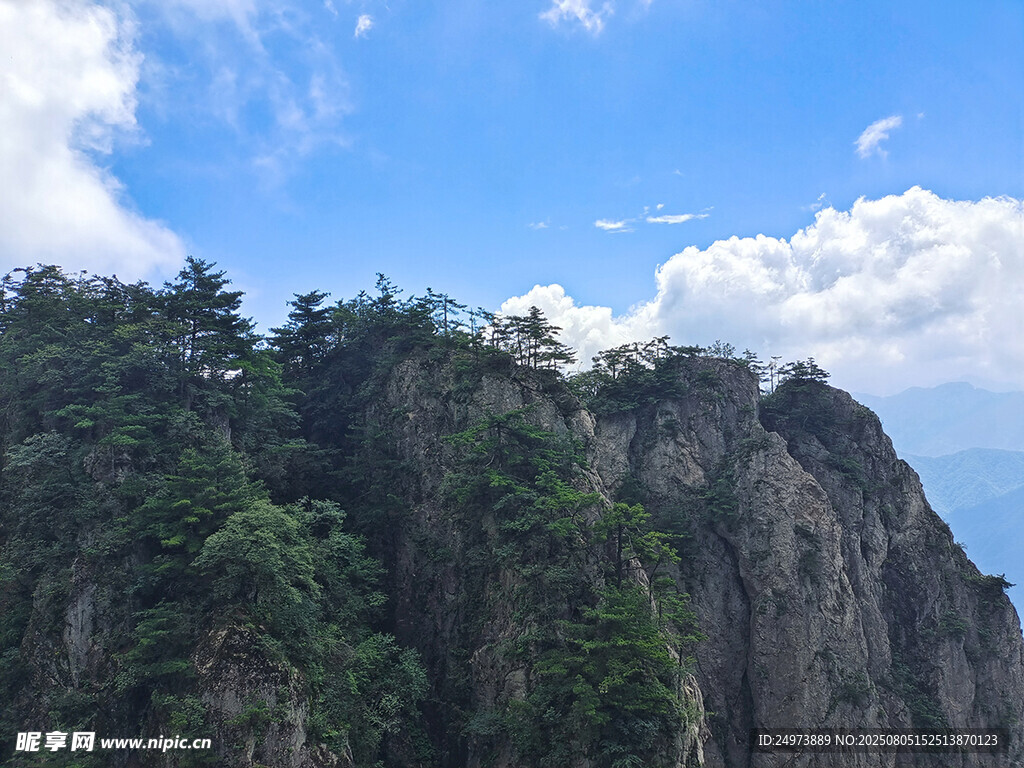 巍峨山峦绿意盎然
