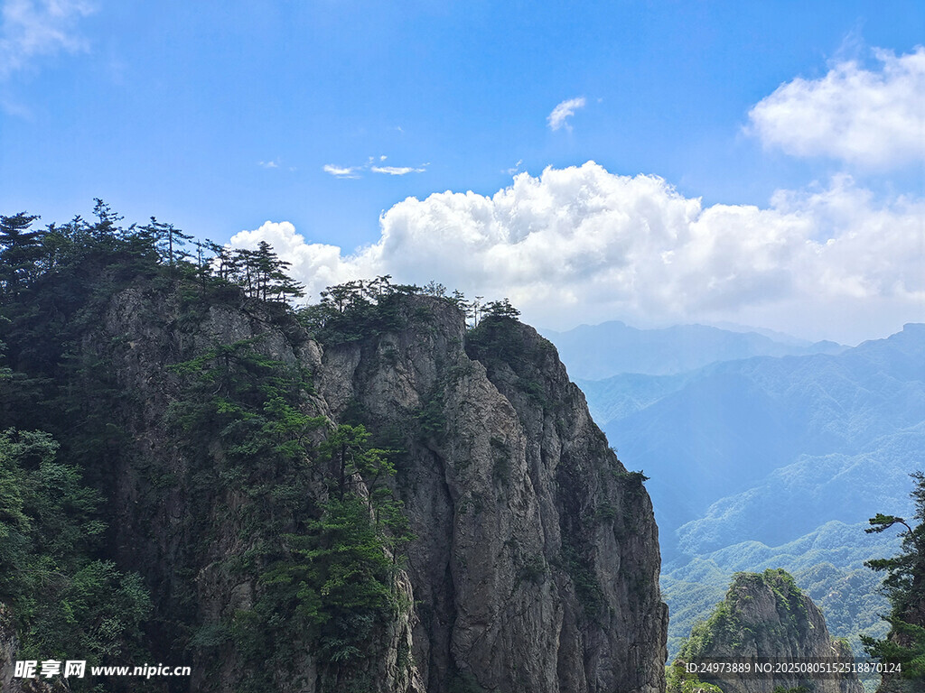 壮丽山峰与蓝天白云美景