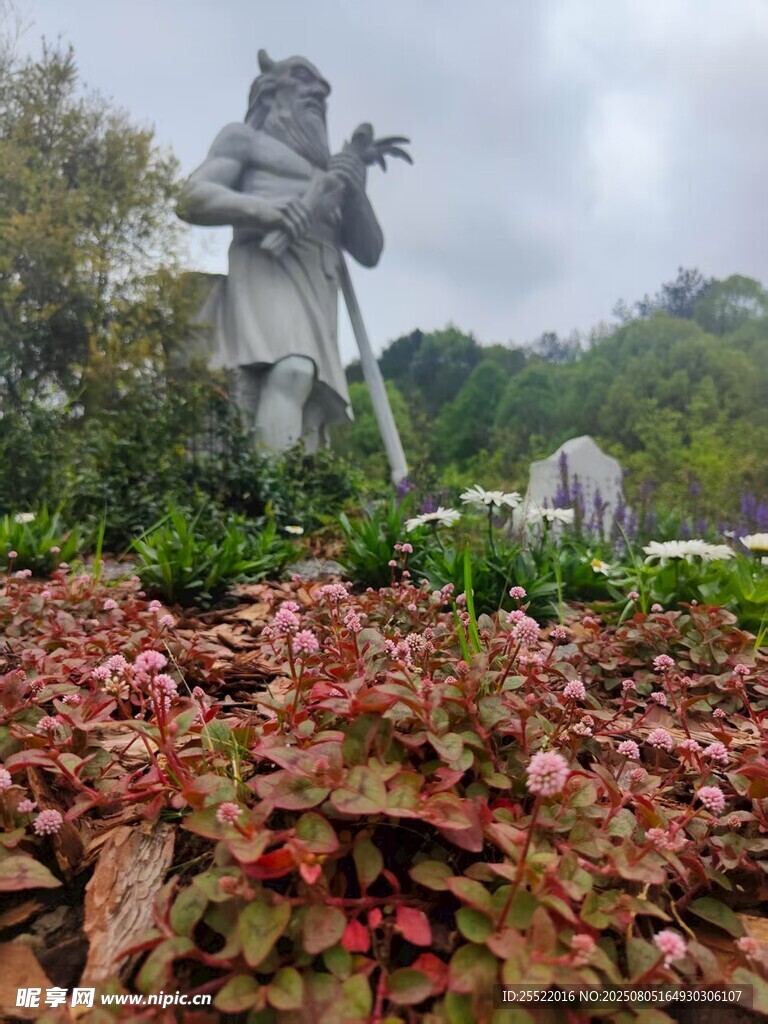 园林中的雕像与花卉景观