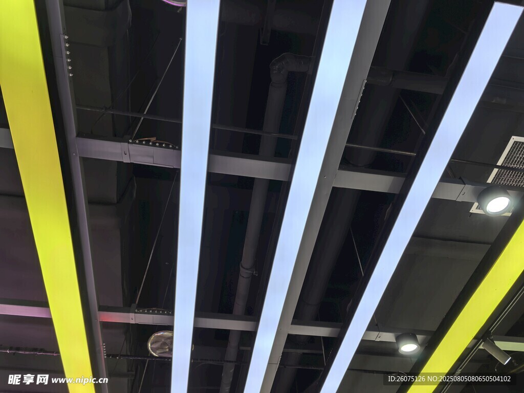 室内彩色线条装饰灯具吊顶