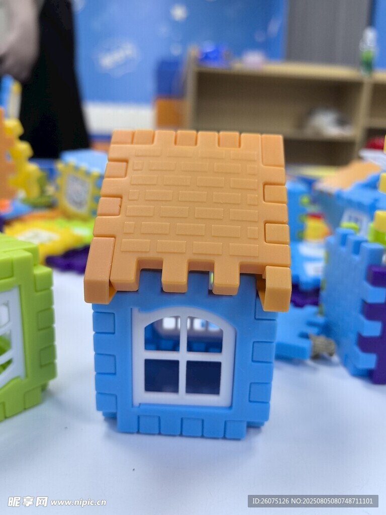 蓝色积木小房子模型