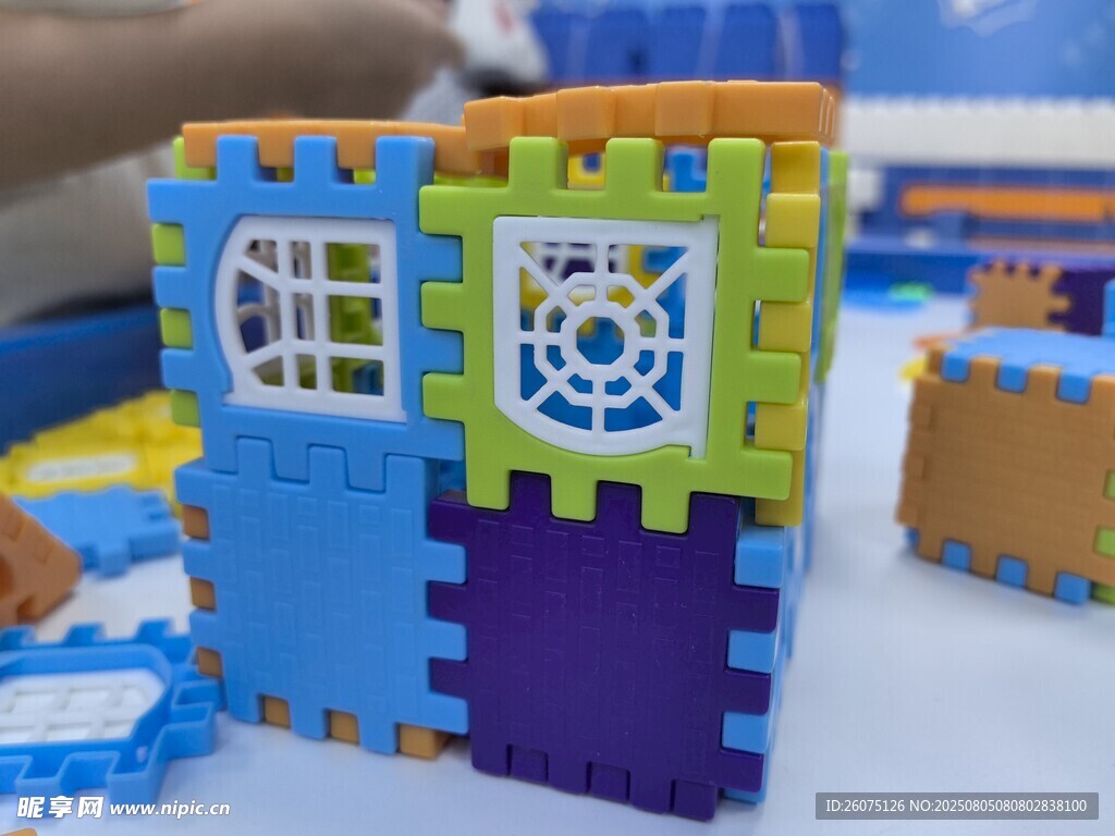 彩色积木拼搭的创意小建筑