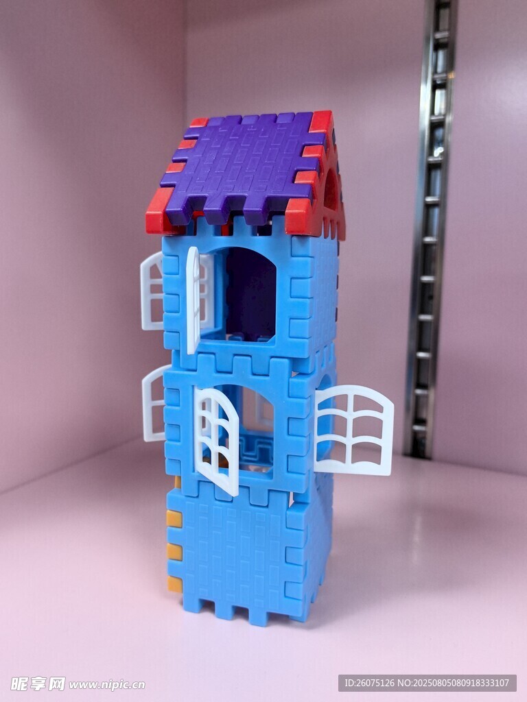 蓝色积木搭建的小房子