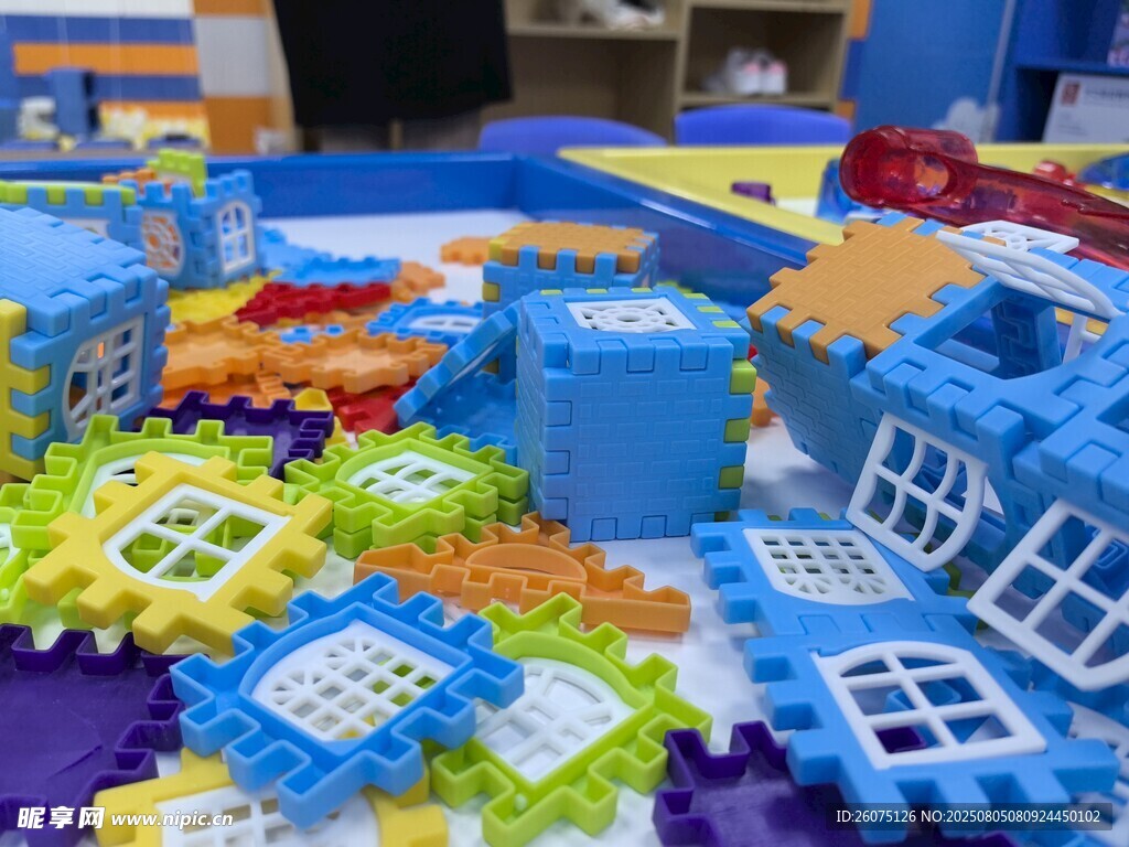 多彩积木玩具构建欢乐场景