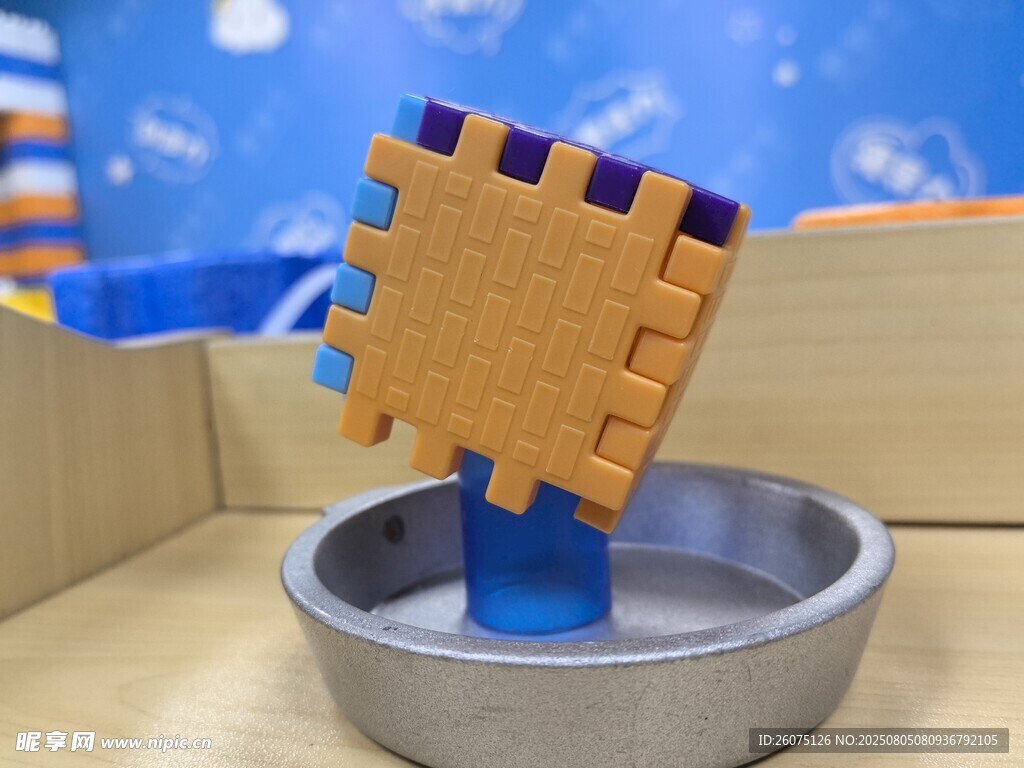 积木玩具置于金属容器中
