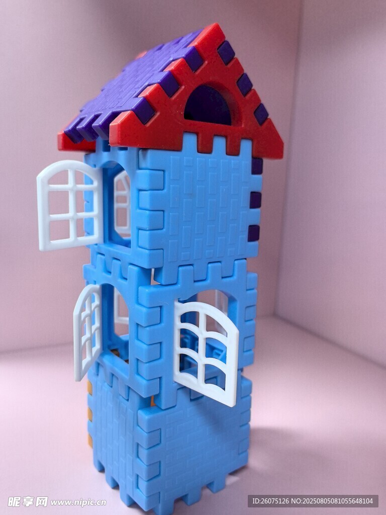 蓝色积木搭建的双层小房子
