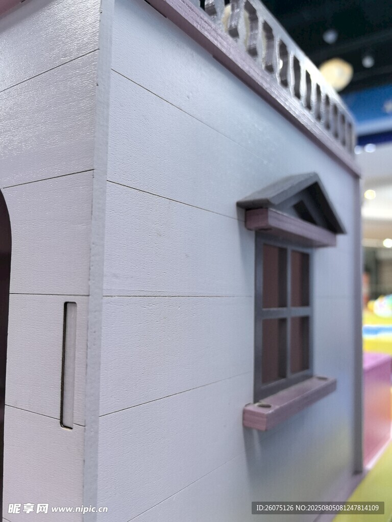 白色建筑墙面与窗户模型