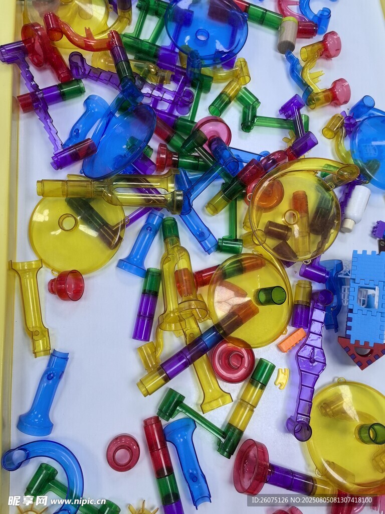 多彩儿童益智玩具散落