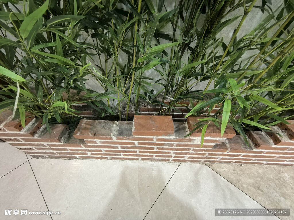 砖砌花槽中的仿真绿植景观
