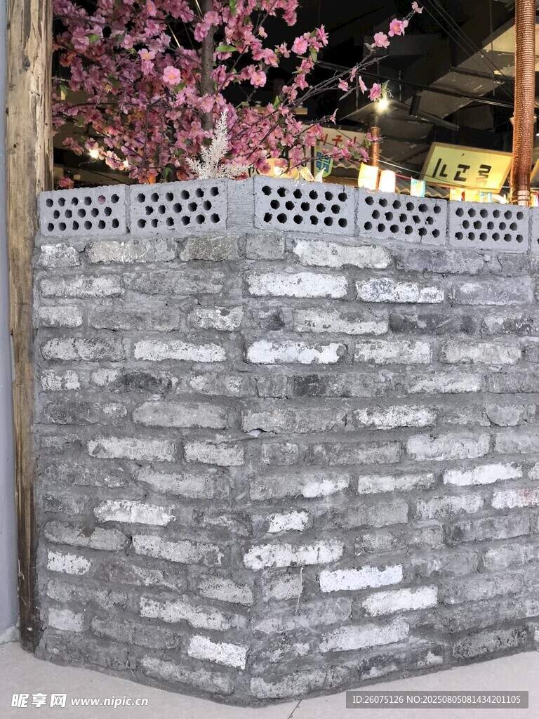 灰色砖墙装饰的转角墙面