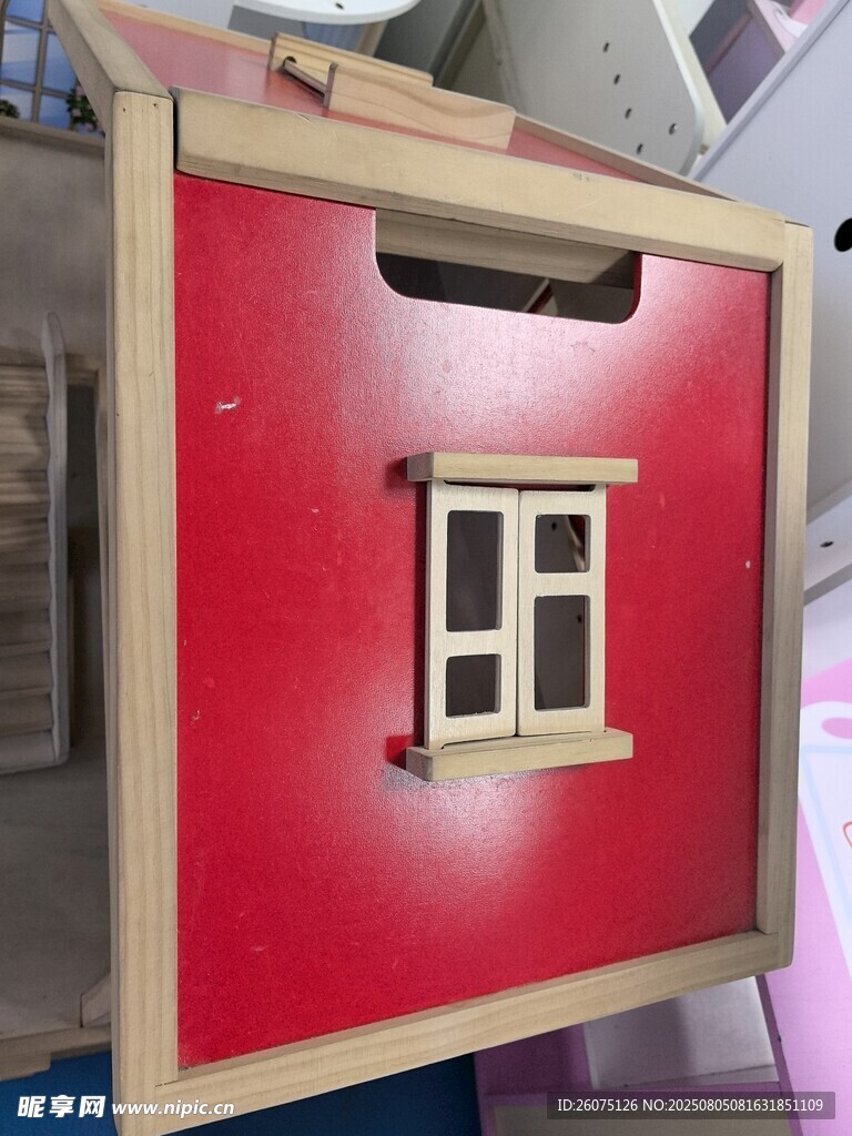 红色小屋模型带方形小窗