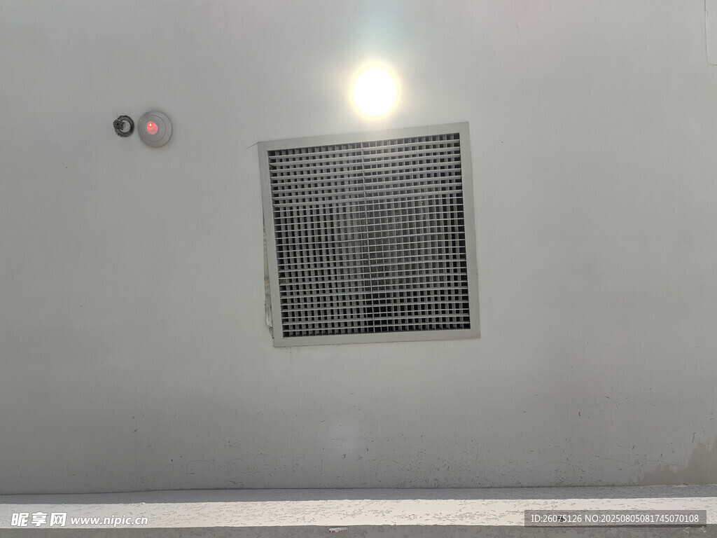 天花板通风口与指示灯