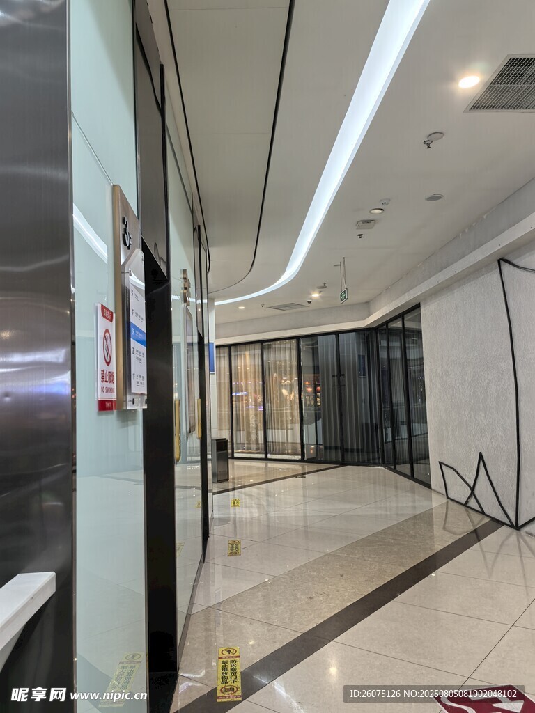 现代宽敞的走廊空间