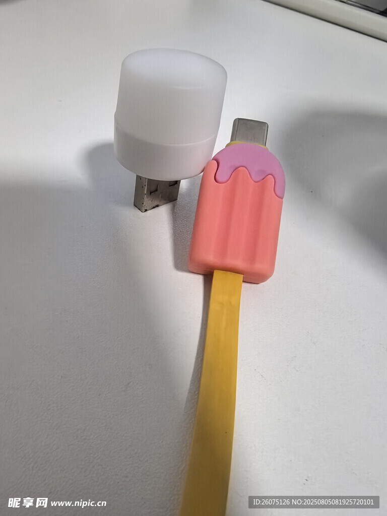 可爱粉色数据线与白色小夜灯